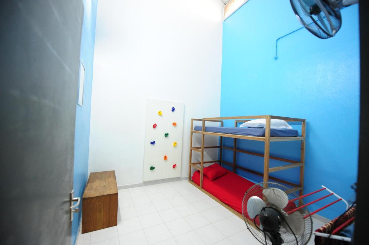 Roomstay Rumah Pintu Kuning Homestay Kangar